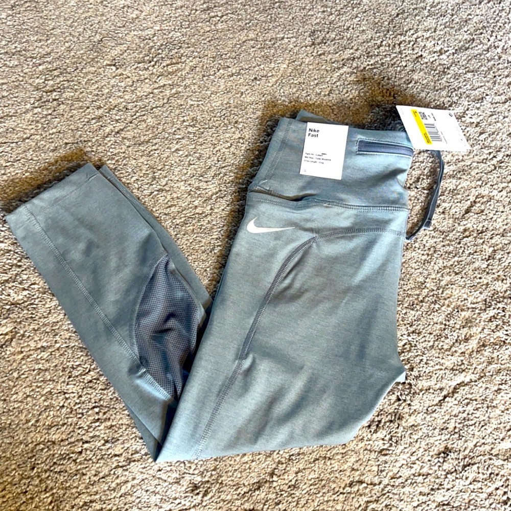 Nike women’s tight fit midrise, crop length legging size Small